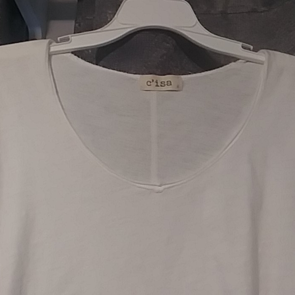 Plain white t-shirt. - Picture 2 of 4